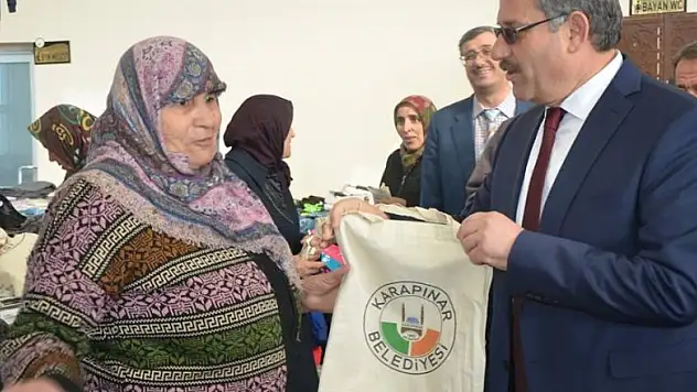Karapınar Belediye Başkanı Yaka, pazar çantası dağıttı