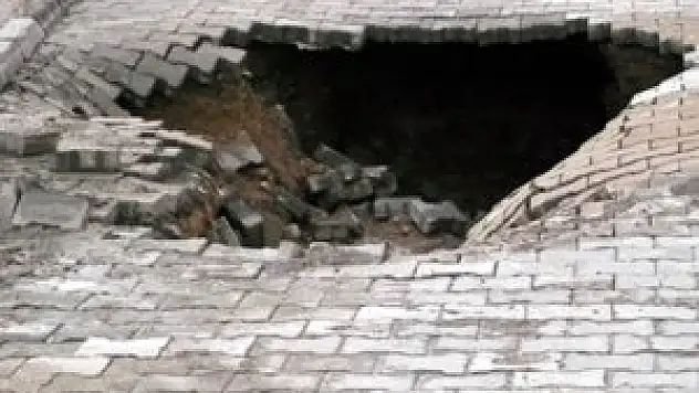 Ereğli'de su borusu patladı yol çöktü