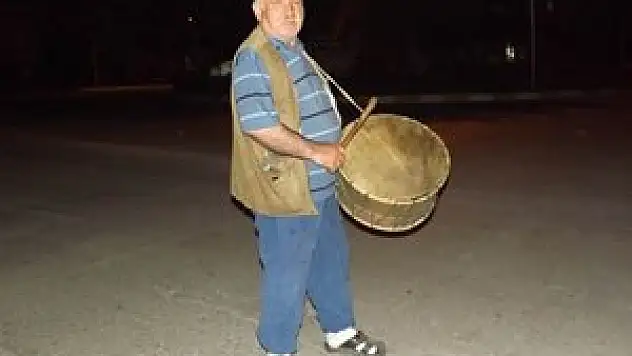 26 yıldır ramazan davulculuğu yapıyor