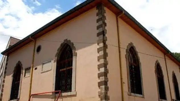 Gölgesiyle asırlara tanıklık ediyor