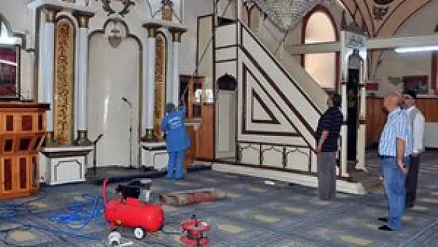 Akşehir Belediyesi'nden camilere temizlik