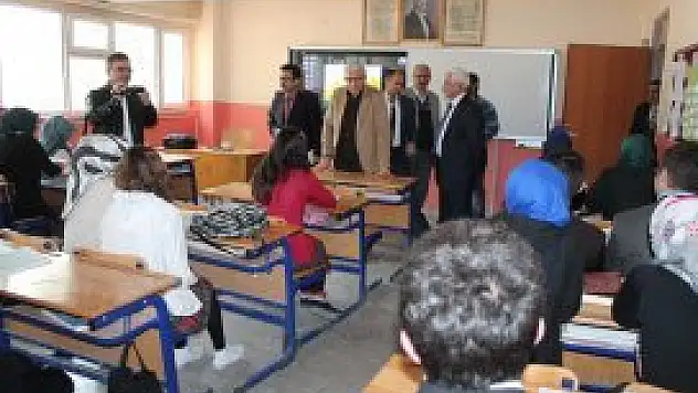 Zorlu Ereğli'de okulları ziyaret etti