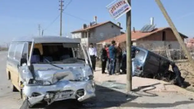 Konya'da iki minibüs çarpıştı: 7 yaralı