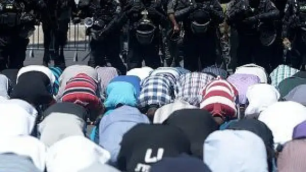 Mescid-i Aksa'da namaz kılan Filistinlilere müdahale