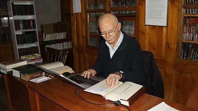 Tarihi kütüphanenin 28 yıllık müdavimi