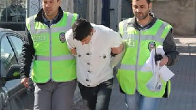 Parmak izlerini çamaşır suyu ile temizledi