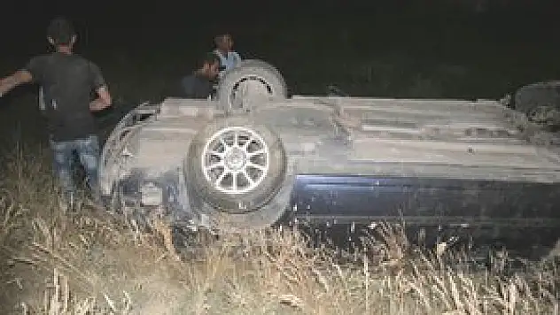 OTOMOBİL ŞARAMPOLE YUVARLANDI: 3 KİŞİ...