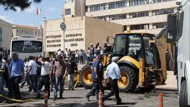 Diyarbakır'da belediye önünde gerginlik