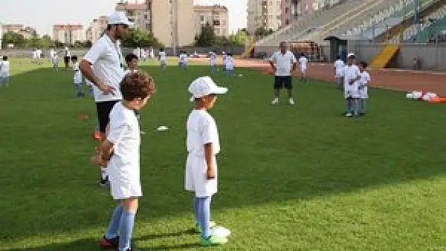 SELÇUKLU'DA YAZ SPOR OKULLARINDA FUTBOLA YOĞUN İLGİ