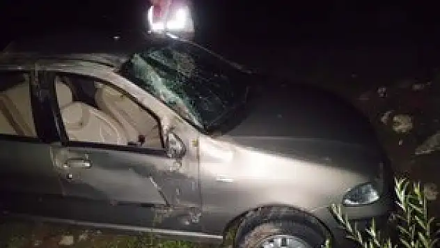 KONYA'DA OTOMOBİL ŞARAMPOLE DEVRİLDİ: 4 KİŞİ...