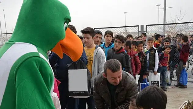 Konyasporlu futbolcular şivlilik dağıtacak