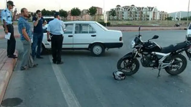 Kaza sonrası yaralıya yardım edenlerle tartıştı