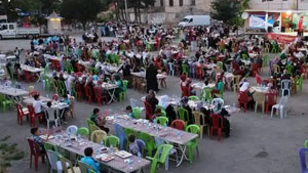 BEYŞEHİR'İN ÜZÜMLÜ MAHALLESİNDE TOPLU İFTAR COŞKUSU