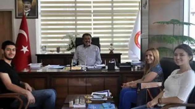 ÜNİVERSİTELİ GENÇLERDEN BAŞKAN KALE'YE ZİYARET