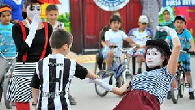 AKŞEHİR'DE PANTOMİM VE CANLI HEYKEL'E BÜYÜK İLGİ