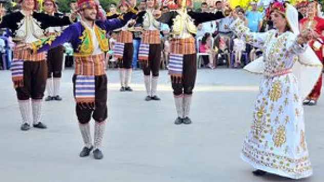 AKŞEHİR BELEDİYESPOR HALK OYUNLARI EKİBİNİN GÖSTERİSİ BÜYÜLEDİ