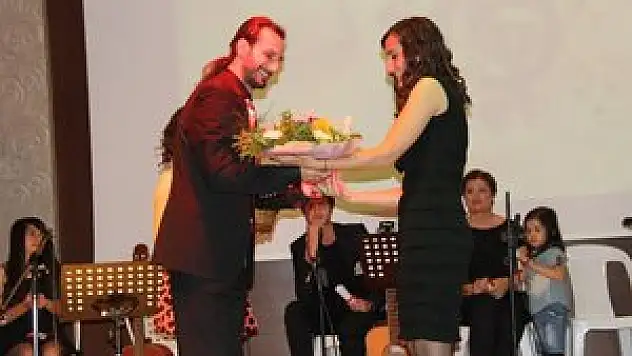 GİTAR KURSİYERLERİNE SERTİFİKALARI VERİLDİ