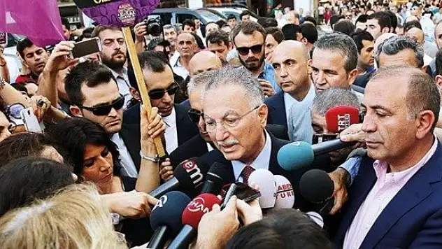 Ekmel Bey'e özel gaf önleme ekibi