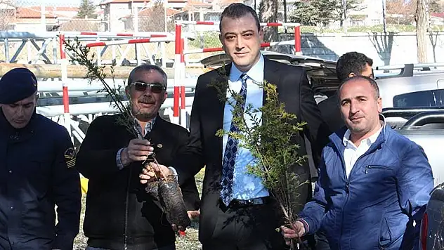 Yunak'ta vatandaşlara 5 bin fidan dağıtıldı