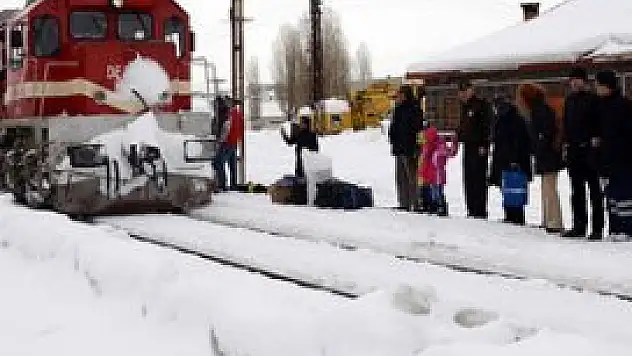 Kara trenin önünü açıyorlar