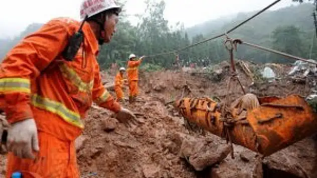 Toprak kayması: 17 kişi kayıp