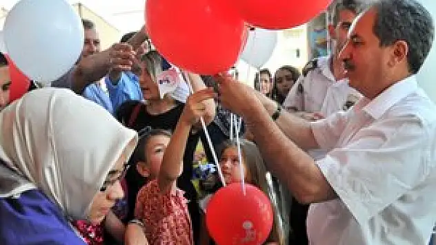 Başkan Akkaya çocuklara hediye dağıttı