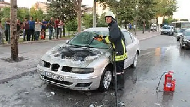 Tatlı almak için durdu arabası yandı