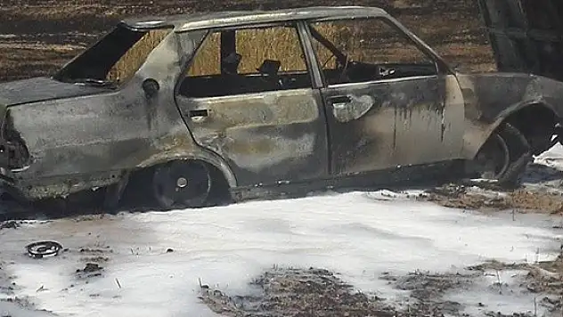 Şarampole yuvarlanan otomobil yandı