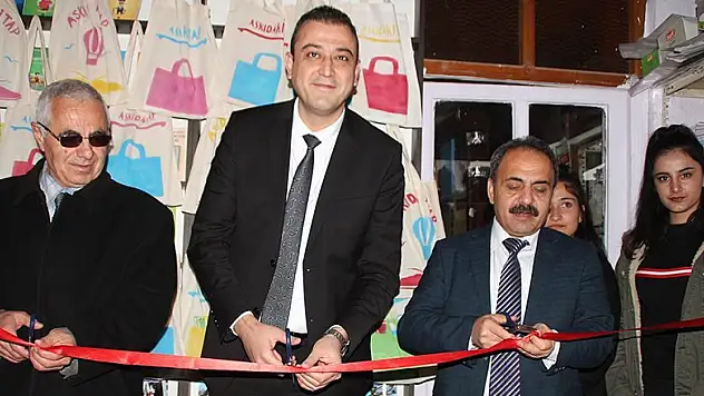 Yunak'ta Askıda Kitap projesi hayata geçirildi