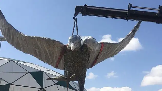 Kartal heykeli dikildi