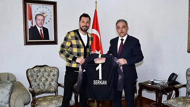 Kaleci Serkan, Vali Toprak'ı ziyaret etti