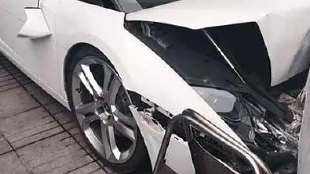 Lüks arabayı hurdaya çevirdi