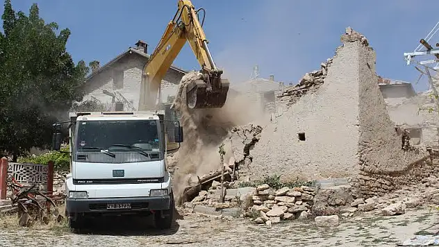 Metruk binalar yıkılıyor