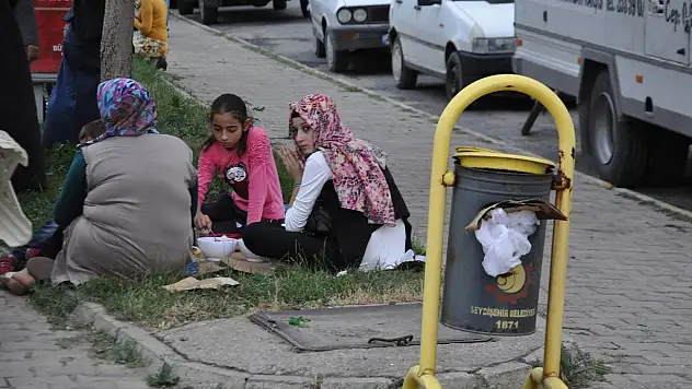 Çöp kutusu yanında iftar