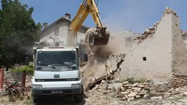 Beyşehir'de metruk yapılar yıkılıyor