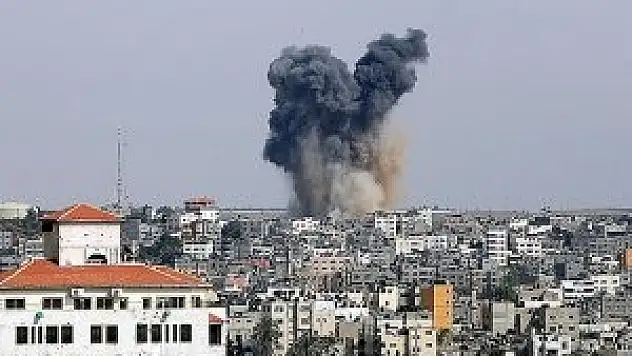 İsrail Gazze'ye bomba yağdırdı