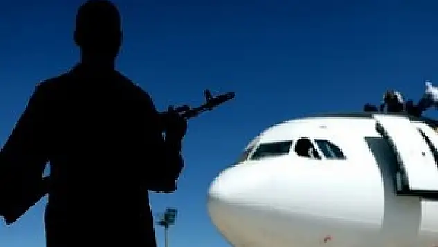 Havalimanı'na 3 füze düştü