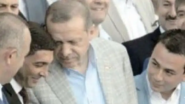 Yanına yaklaşan AK Parti rozetini takıyor