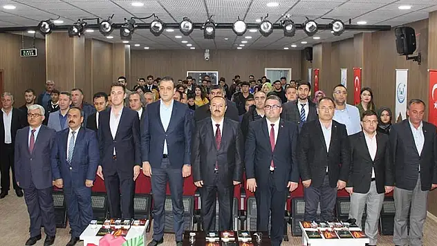 Yunak'ta 'Çanakkale'den 15 Temmuz'a Milli İrade' konferansı düzenlendi