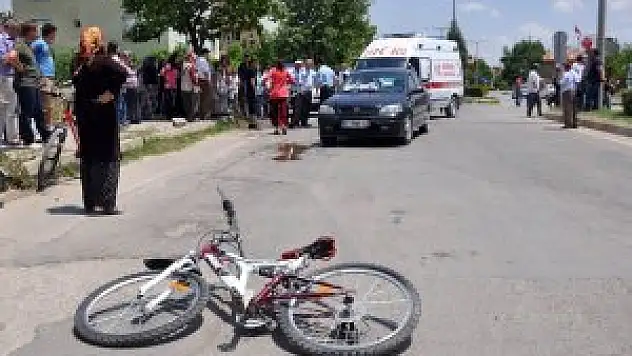 Otomobil bisikletli çocuğa çarptı!