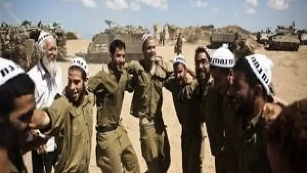 İsrail askerlerinin katliam halayı!