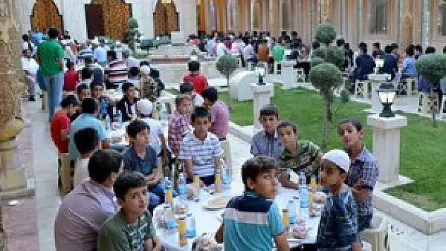 Yaz okulu öğrencileri iftarda buluştu