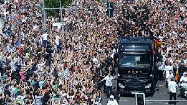 Almanya taraftarıyla kucaklaştı