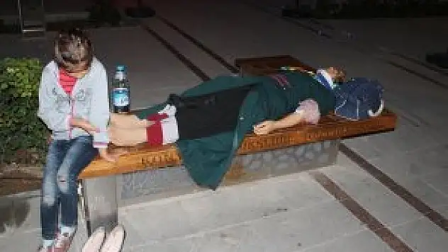 Yaralı annesinin yanından ayrılmadı