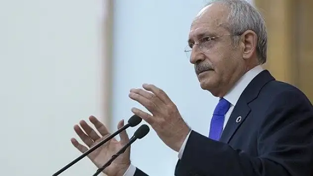 Masaya vurmaktan elini yaraladı