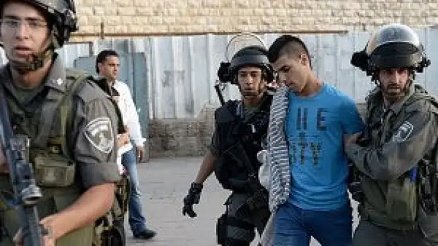 İsrail 12 Filistinli'yi gözaltına aldı