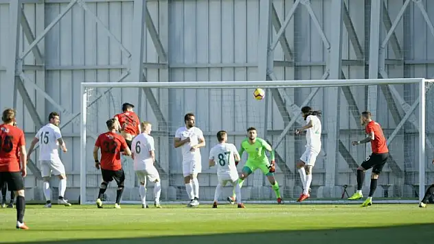 Yokluktan kanat oynadılar