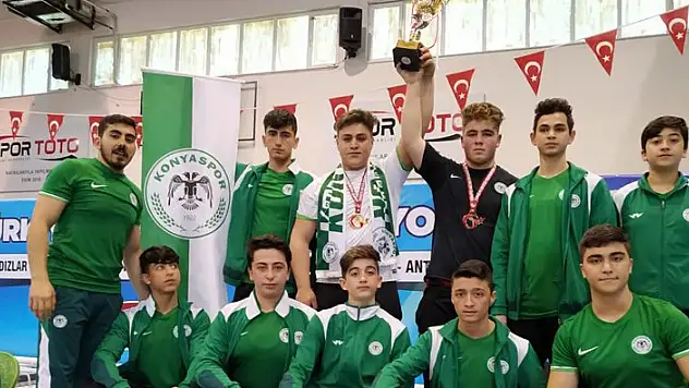 Konyasporlu 2 halterci kürsüde