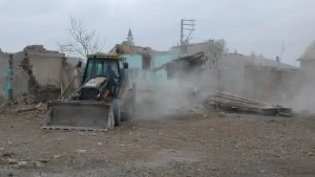 Konya'da tehlikeli yapılar yıkılıyor