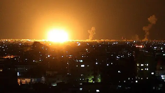 İsrail ordusu Gazze'ye karadan ve havadan saldırıyor